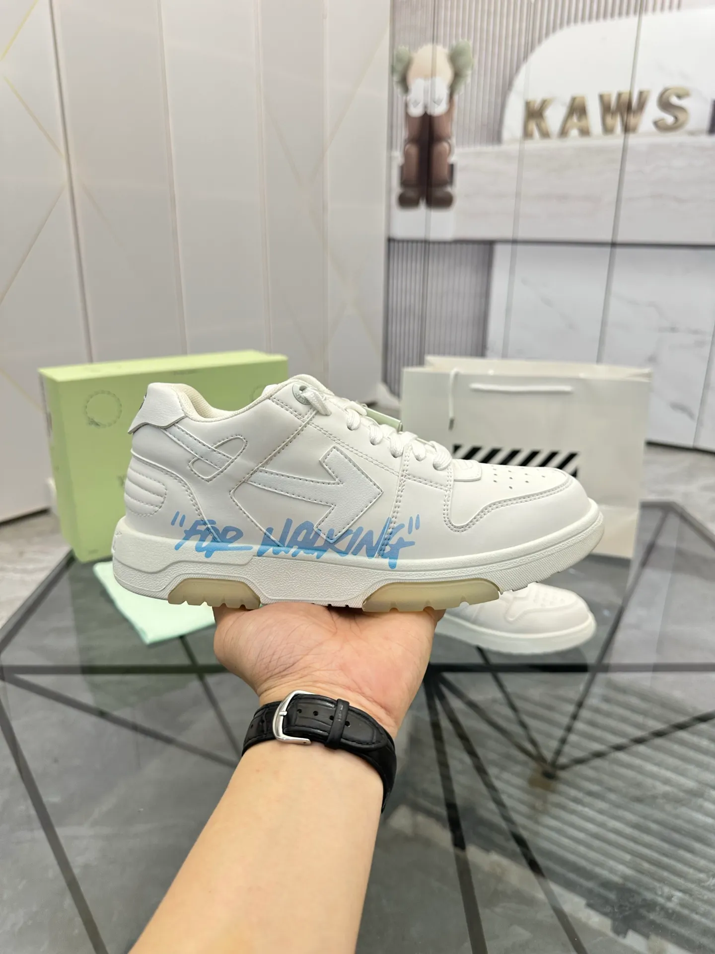 Selling men's shoes 💰: 💰P600¥ High-end top quality (leather buckle plus 10) Product trademark: OFF WHITE * "OFF WHITE*" low-top casual shoes Regular size: 35-45 (can be customized to 46) Couple style Product material: imported first-layer cowhide leather upper, breathable lining, original outsole. No.: H203